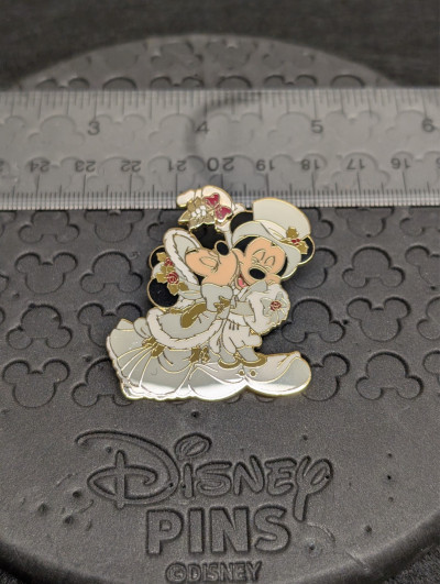 2005 Holiday Christmas Mickey Minnie Victorian Mistletoe Disney Pin